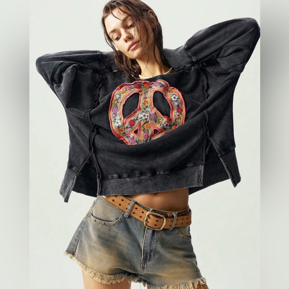 BLUE VELVET APPLIQUÉ PEACE SIGN TOP
